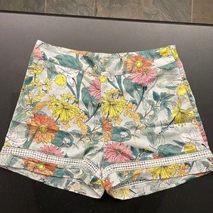 Silky floral shorts with lace embellishments